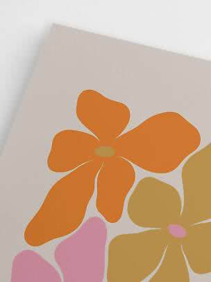 Affiche florale abstraite avec grandes fleurs orange, roses et jaune moutarde sur fond clair