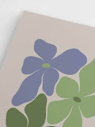 Póster abstracto con gran flor azul y hojas verdes sobre fondo beige claro