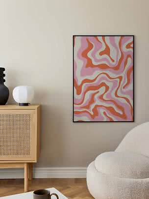 Poster astratto incorniciato con forme ondulate rosa, arancio e crema su parete beige