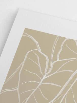 Primo piano di stampa artistica beige con disegno lineare di foglie bianche e passepartout bianco