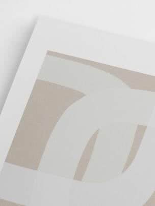 Primo piano di stampa grafica astratta beige e bianca su carta ruvida