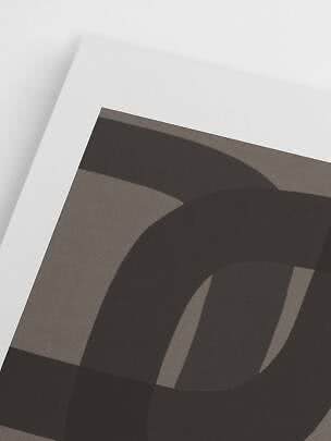 Stampa grafica astratta nera e grigia con forme curve su sfondo bianco