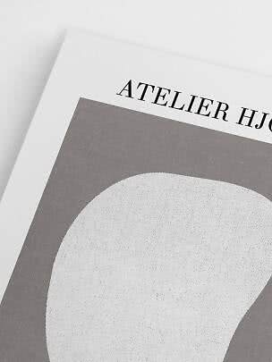 Gros plan sur une affiche d’art abstrait grise et blanche avec texte en haut