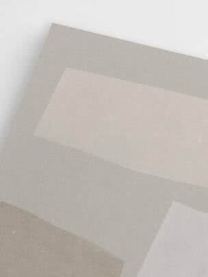 Primer plano de hojas semitransparentes superpuestas en gris claro y blanco