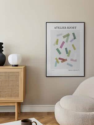 Gerahmtes abstraktes Atelier-Hjort-Poster mit bunten Formen an beigefarbener Wand im Wohnzimmer