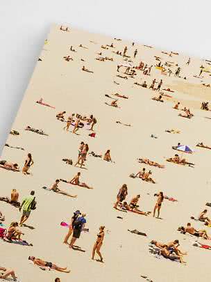 Poster mit Luftaufnahme von Sonnenbadenden auf einem großen Sandstrand