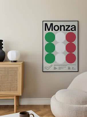 Indrammet Monza-plakat med grønne, hvide og røde cirkler hænger på beige væg i stue