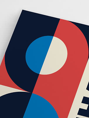 Abstraktes Poster mit geometrischen Formen in Dunkelblau, Rot, Blau und Creme