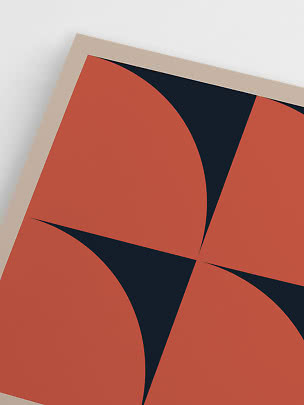 Abstrakt plakat med terrakottafarvede former og mørkeblå geometriske felter på beige baggrund