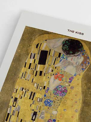 Poster med Gustav Klimts "The Kiss", ett omfamnande par i gyllene mönster på vit bakgrund