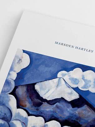 Stampa d’arte con dipinto di Marsden Hartley di montagna bianca e nuvole nei toni del blu