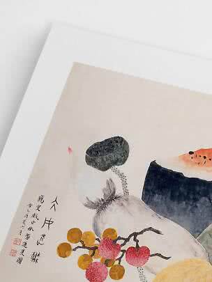 Närbild av konsttryck med asiatisk målning av frukt, lotusfrökapsel och kalligrafi