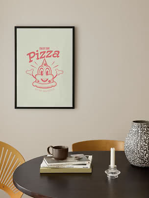 Póster enmarcado de pizza con ilustración retro rosa en pared beige sobre mesa
