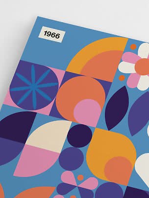 Kleurrijke geometrische poster met bloemvormen en het getal 1966 op blauwe achtergrond
