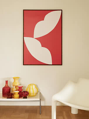 Póster abstracto con formas de hojas blancas sobre fondo rojo en marco de madera, sobre jarrones coloridos.