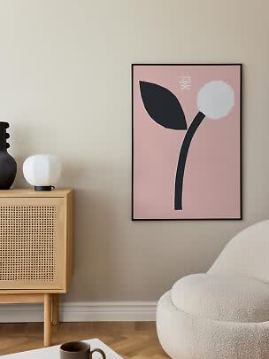 Póster abstracto floral en rosa y negro con marco en la pared de un salón moderno