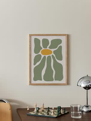 Gerahmter abstrakter Blumendruck über einem Tisch mit Schachbrett, Glas und Chromlampe