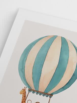 Akvarelplakat med blå- og cremefarvet luftballon og en giraf på hvid baggrund