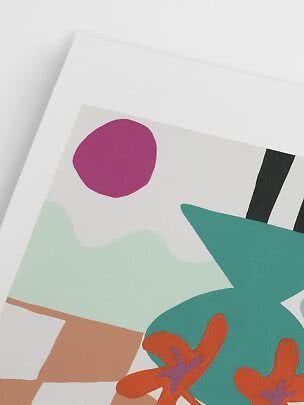 Nærbillede af abstrakt kunsttryk med pink cirkel, grønne former og orange blomster