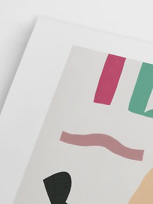 Nahaufnahme eines abstrakten Kunstdrucks auf weißem Papier mit Farbformen