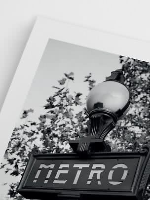 Stampa in bianco e nero con insegna metro vintage, lampione rotondo e alberi