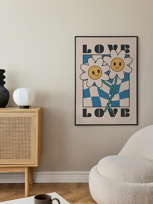 Poster incorniciato con due fiori sorridenti e la scritta LOVE su una parete beige