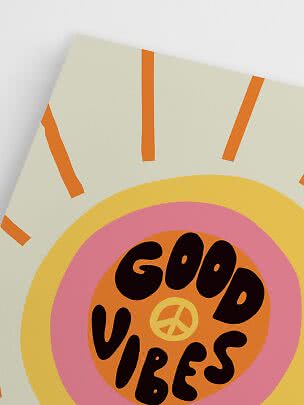 Buntes Poster mit Sonnenmotiv und dem Schriftzug „Good Vibes“ in der Mitte