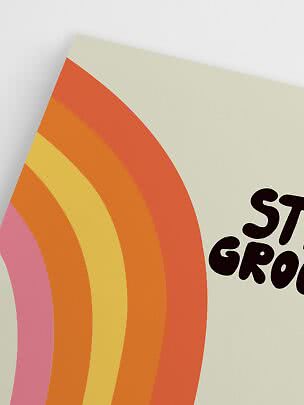 Nahaufnahme eines Posters mit Retro-Regenbogen in Orange, Gelb und Rosa sowie teilweisem Text