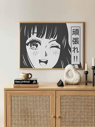 Indrammet sort-hvid plakat med blinkende manga-pige over et træskab