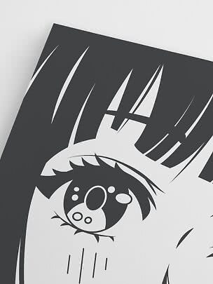 Sort-hvid plakat med nærbillede af et animeøje og sort hår