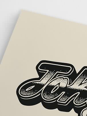 Close-up van crèmekleurige poster met zwarte driedimensionale typografie onderaan