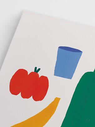 Abstracte poster met rood fruit, gele banaan, blauw glas en groene vorm op witte achtergrond