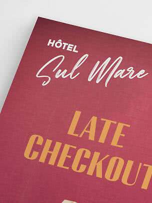 Rødt hotel-skilt med teksten "Hôtel Sul Mare" og "Late Checkout" i gul