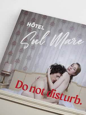Poster con la scritta "HÔTEL Sul Mare" e "Do not disturb", con una coppia a letto in hotel
