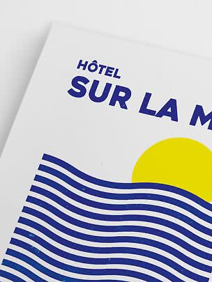 Poster met de tekst "Hôtel Sur La M", blauwe golven en een gele zon op witte achtergrond