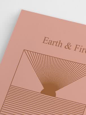 Rosa Poster mit dem Text "Earth & Fire" und brauner grafischer Illustration