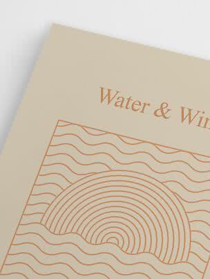 Beige plakat med orange bølger og regnbuemotiv samt teksten "Water & Wine"