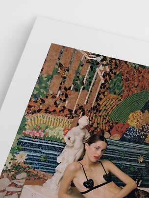 Model im schwarzen Bikinioberteil vor bunter Mosaikwand und weißer Statue