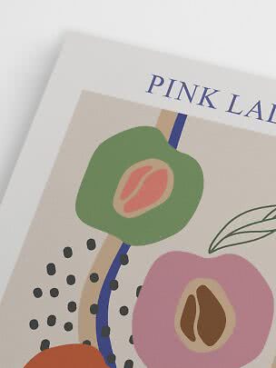 Primo piano di stampa artistica con frutti stilizzati e testo "PINK LAD" in alto