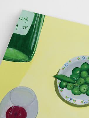 Gemälde mit grüner Flasche, Glas mit roter Frucht und Teller mit grünen Oliven auf gelbem Grund