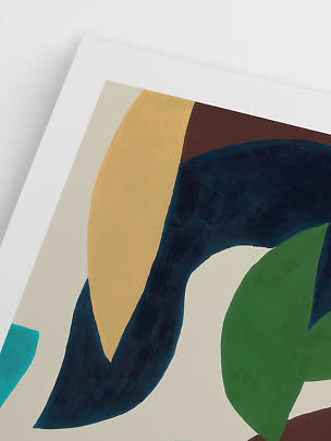 Affiche abstraite avec formes courbes bleu foncé, vert, ocre et brun sur fond blanc