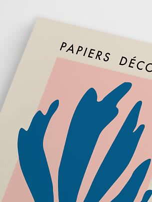 Nærbillede af kunstplakat med blå bladmotiv på rosa baggrund og teksten "Papiers Déco"