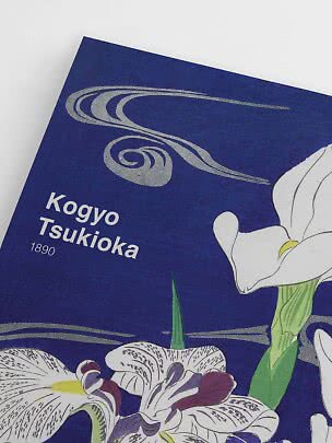 Närbild av blå konstposter med blomillustration och texten Kogyo Tsukioka 1890