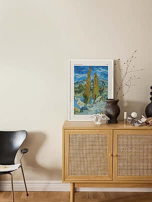 Poster di Van Gogh incorniciato su credenza in rovere con ante in rattan e vaso decorativo