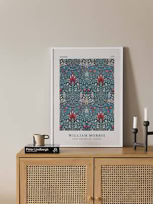 Poster incorniciato William Morris con motivo floreale blu su mobile in legno con portacandele