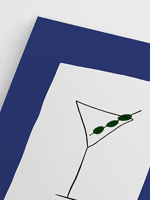 Abstraktes Poster mit blauem Rand und schwarzem Martiniglas mit drei grünen Oliven
