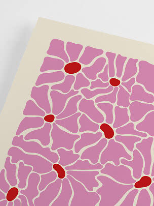 Abstracte poster met roze bloemvormen en rode kernen op crèmekleurige achtergrond