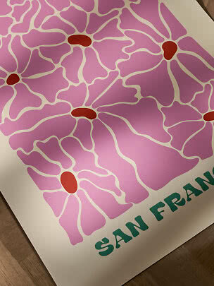 Poster met abstracte roze bloemen en rode harten op crèmekleurige achtergrond, deels tekst SAN FRAN