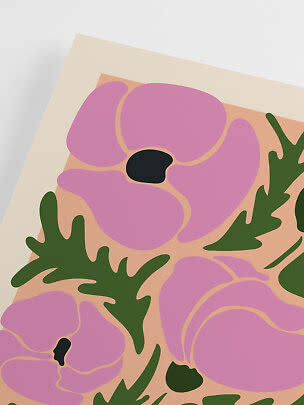 Poster floreale astratto con grandi fiori rosa e foglie verdi su sfondo beige