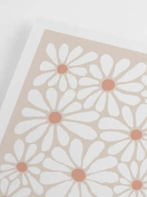 Poster mit weißen margeritenartigen Blumen und terrakottafarbenen Mittelpunkten auf Beige
